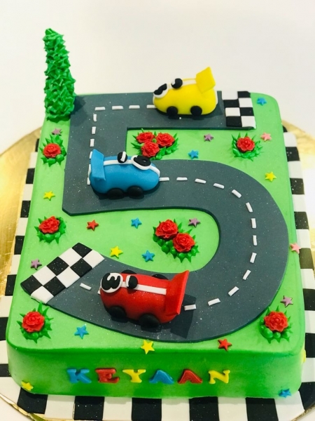 RACE TRACK THEME CAKE 