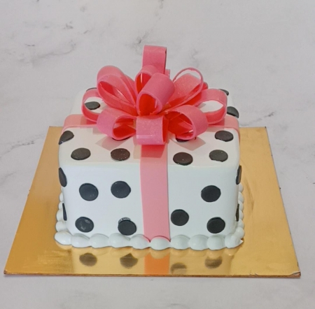 GIFT BOX CAKE
