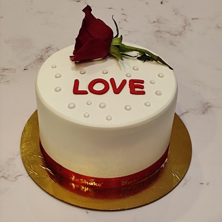 CAKE WITH ROSE ON IT 