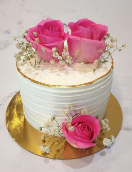 CAKE WITH PINK FLOWERS