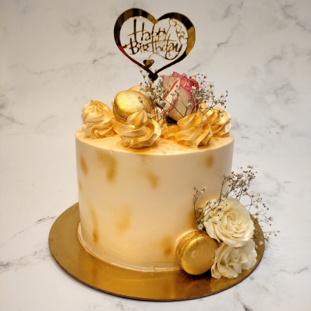 CAKE WITH GOLDEN MACROONS 
