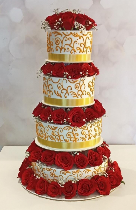 wedding cake with traditional theme