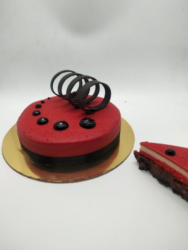 RED VELVET MOUSSE CAKE