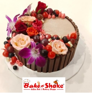 KITKATE WITH FRUITS CAKE