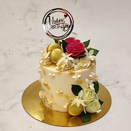 CAKE WITH GOLDEN MACROON