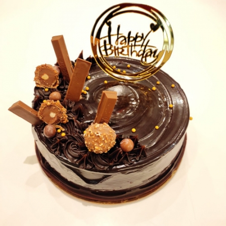 CHOCOLATE CAKE WITH GARNISHING 