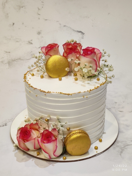 ROSES AND MACRONS CAKE