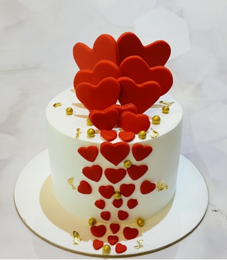 RED HEARTS FLOWING ON THE CAKE