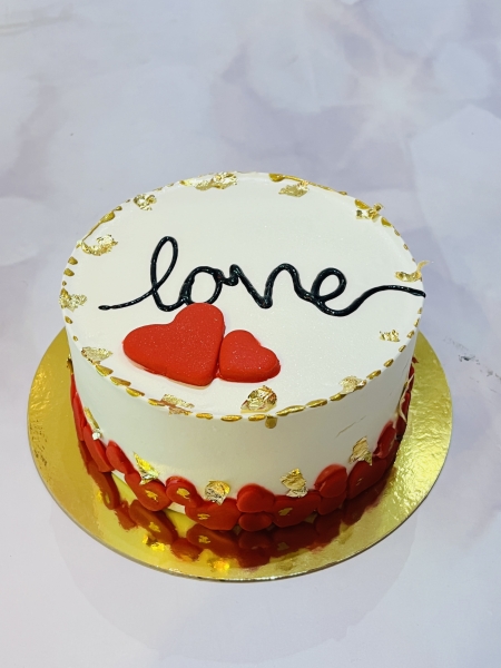 CAKE WITH RED HEARTS BORDER
