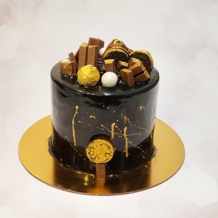 CHOCOLATE CAKE WITH BEAUTIFULLY GARNISHED